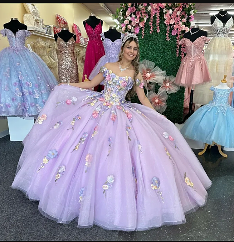 Vestido de quinceañera con hombros descubiertos, apliques de encaje mexicano y lavanda brillante