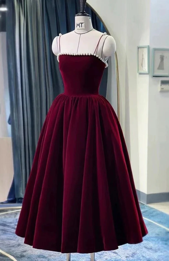 Vestido clásico encantador de fiesta de bienvenida con escote en V y escote tipo espagueti hasta la rodilla, color negro y burdeos SP1016