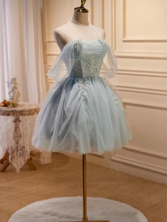 Vestido de fiesta corto en azul claro polvoriento con hombros descubiertos y tul elegante y cuentas SP1010