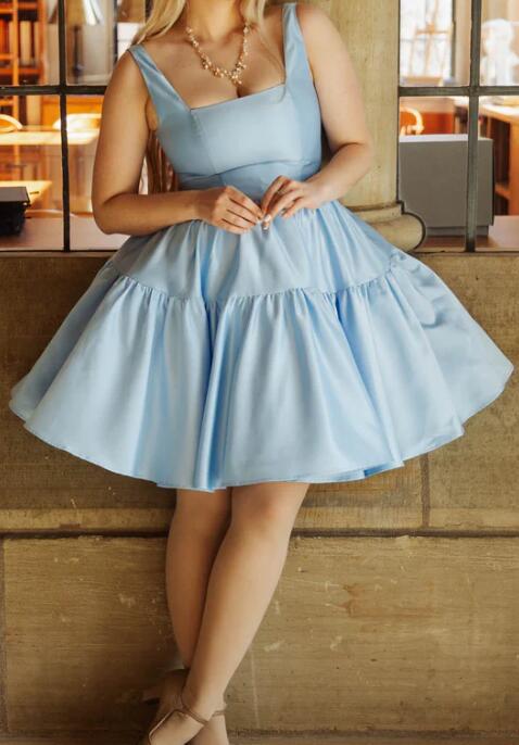 Vestido de fiesta corto de satén azul bebé con volantes y corte en A SP0508