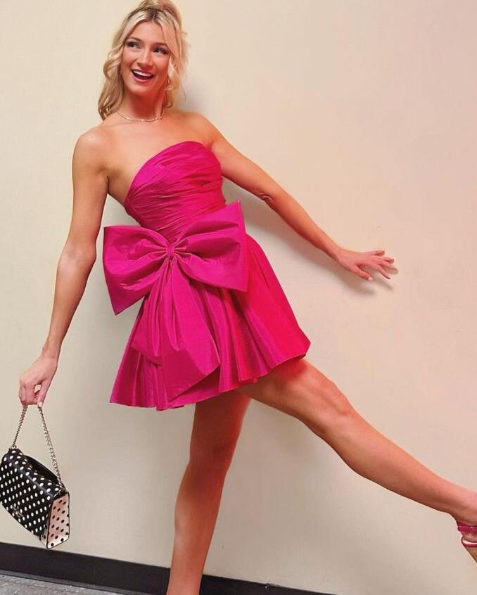 Lindo vestido de fiesta de satén plisado fucsia sin tirantes con lazo CS24792