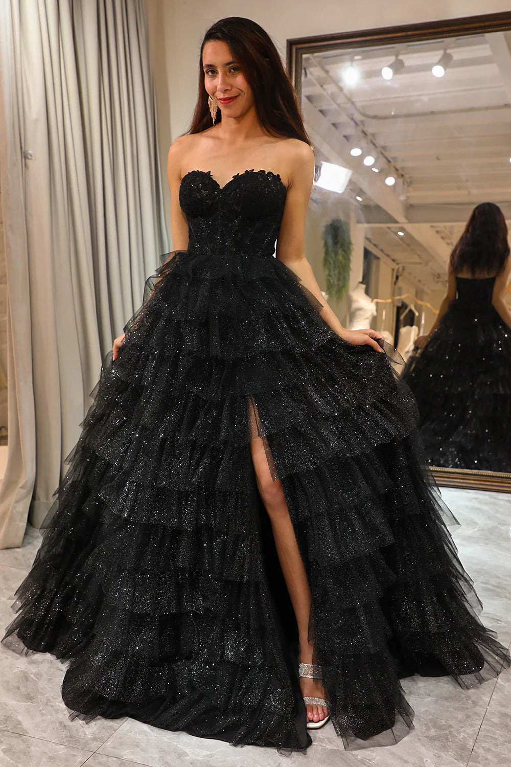 Elegante vestido de fiesta negro con corsé y escote en forma de corazón con purpurina y abertura PS12134