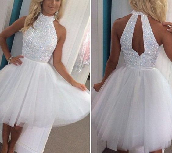 Vestido de fiesta blanco sencillo, sin espalda y con cuello alto y cuentas