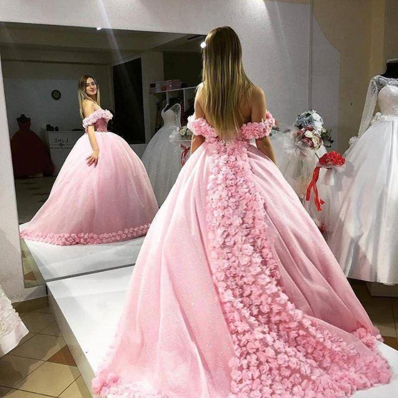 Vestido de novia rosa con hombros descubiertos y flores hechas a mano para quinceañera y debutante