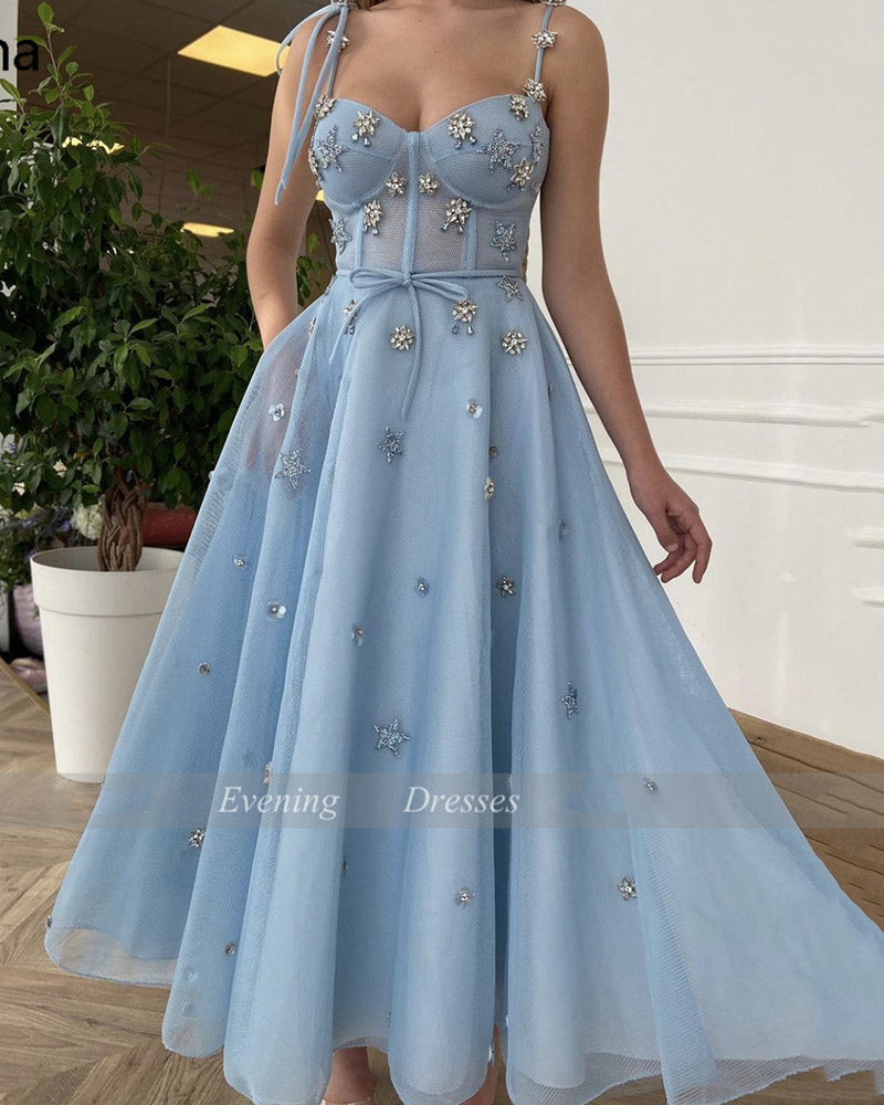 Vestidos de fiesta de tul con red de malla, tirantes finos en azul bebé, vestidos de fiesta de corte A con cristales, vestidos formales cortos hasta la rodilla SP10112