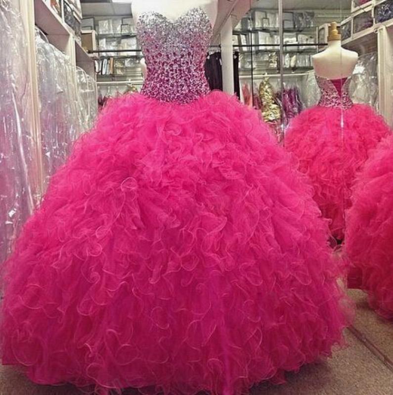 Vestido de quinceañera con escote en forma de corazón y abalorios de color rosa fucsia