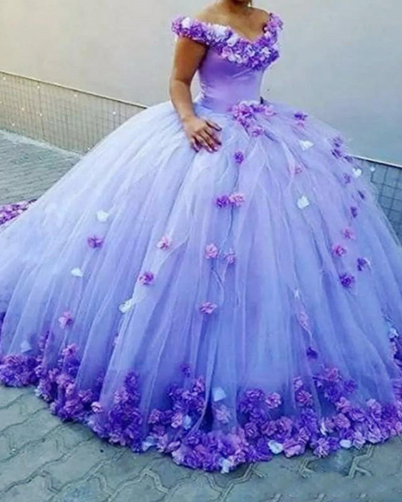 Vestido de quinceañera con hombros descubiertos y flores color lavanda/coral