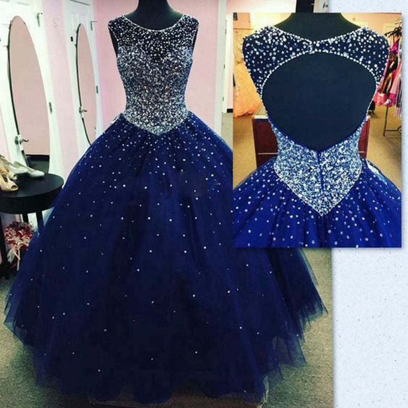 Robe de bal bleue à encolure dégagée et dos ouvert avec perles