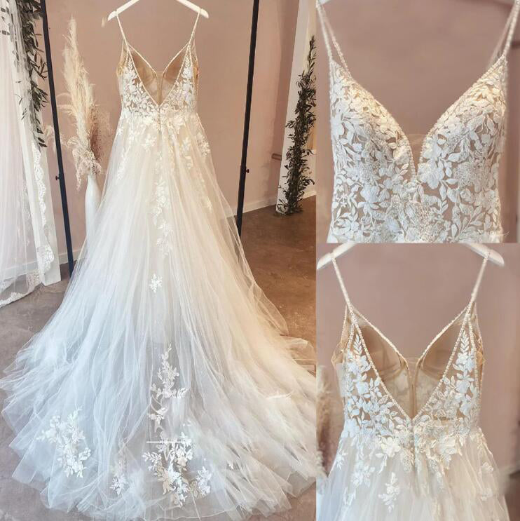 Spaghetti Straps Vintage Lace Wedding Dress With V Neckline Bride Dress Tulle Beach Bridal Gown