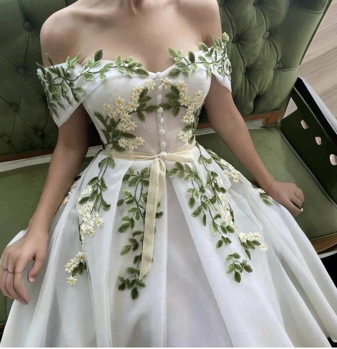 Robe de bal mi-longue ivoire Cottagecore avec dentelle verte appliquée SS1213 