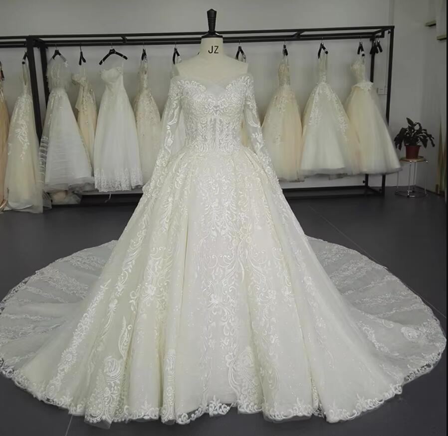 Luxury Lace Vintage Wedding Dress with Long Sleeves WS12132