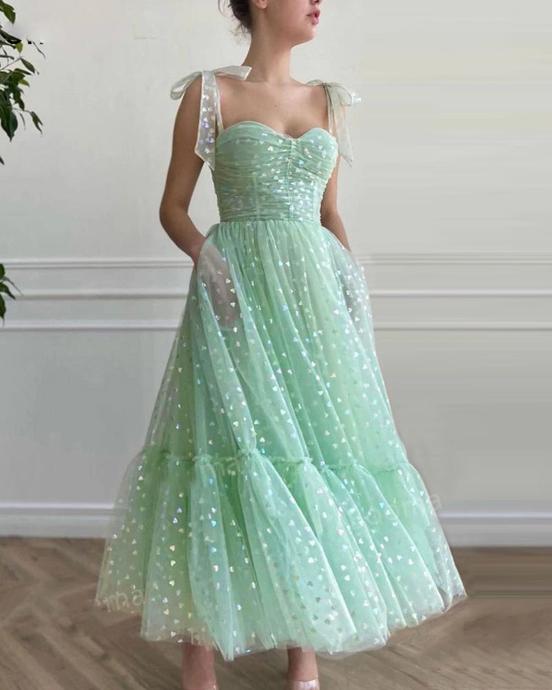 Elegante vestido de fiesta de cóctel con tirantes finos de tul color verde menta y largo hasta el suelo con corazones color melocotón 