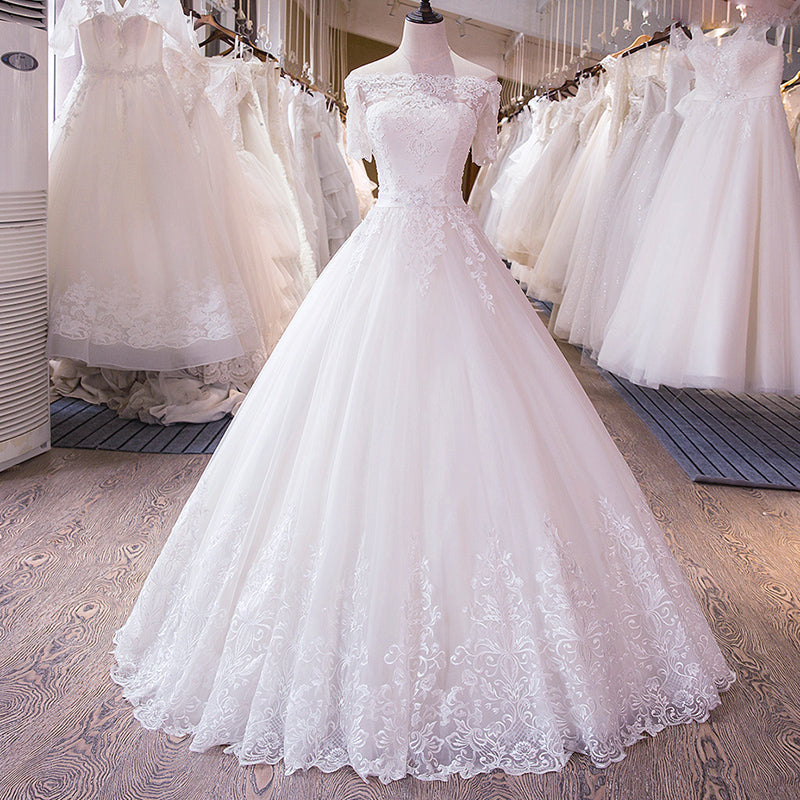 Vestido de novia romántico de encaje blanco con hombros descubiertos y corte princesa en A y mangas cortas
