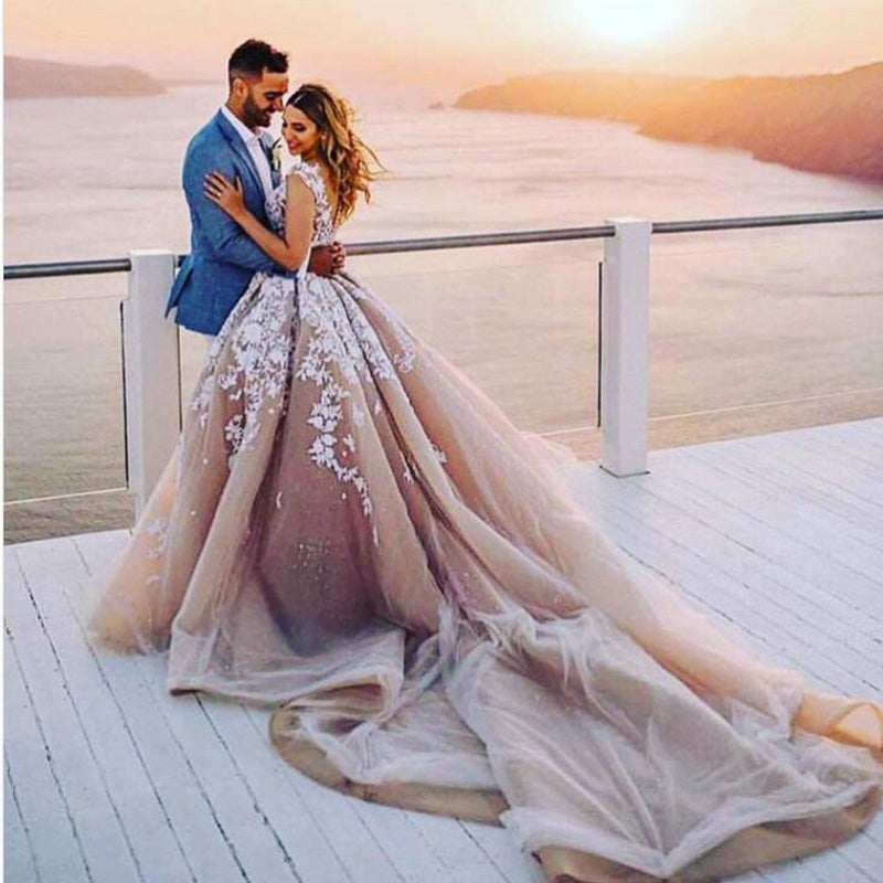 Vestido de novia estilo princesa con escote en V y encaje WD568 en color champán/marfil