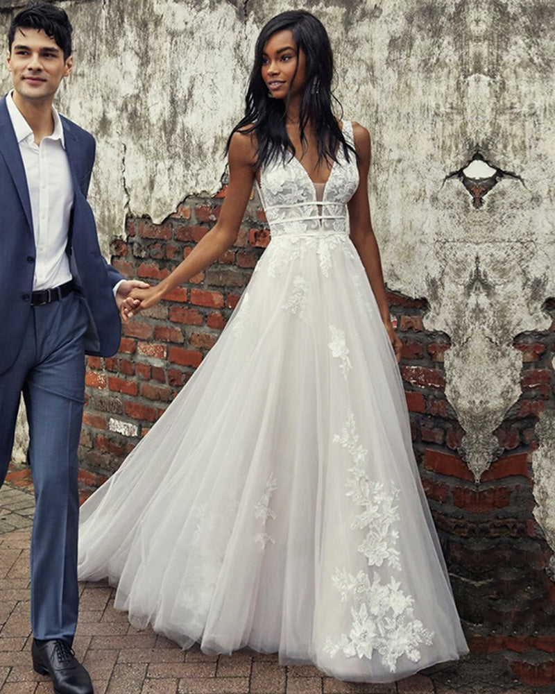 Vestido de novia sexy de estilo bohemio con escote en V profundo y encaje con apliques de tul en forma de A para playa WD10273
