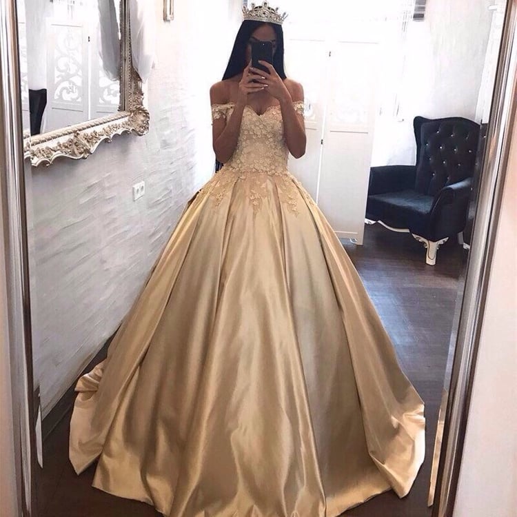 Stunning Off the Shoulder Champagne Ball Gown Princess Quinceanera Dress Girls Sweet 16 Dresses